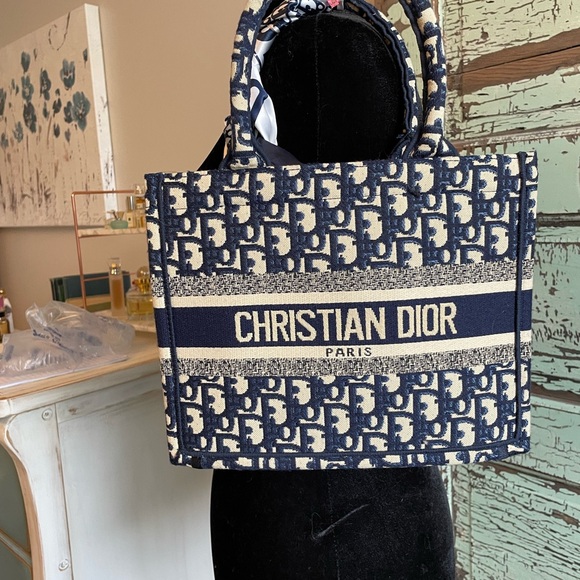 Blue and White Patterned Tote - Picture 8 of 12